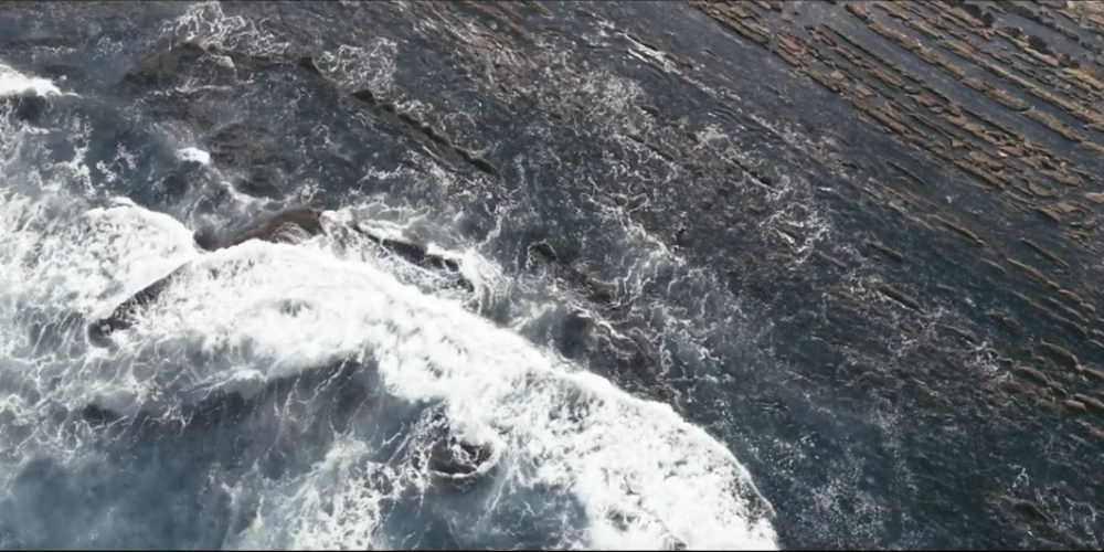 La dynamique des vagues sur les roches du Pays Basque