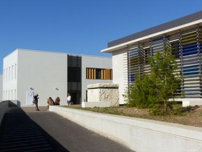 Towards the forecourt of the Mediterranean building - OCEANOMED Marseille Luminy